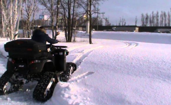 Квадроцикл на снегу